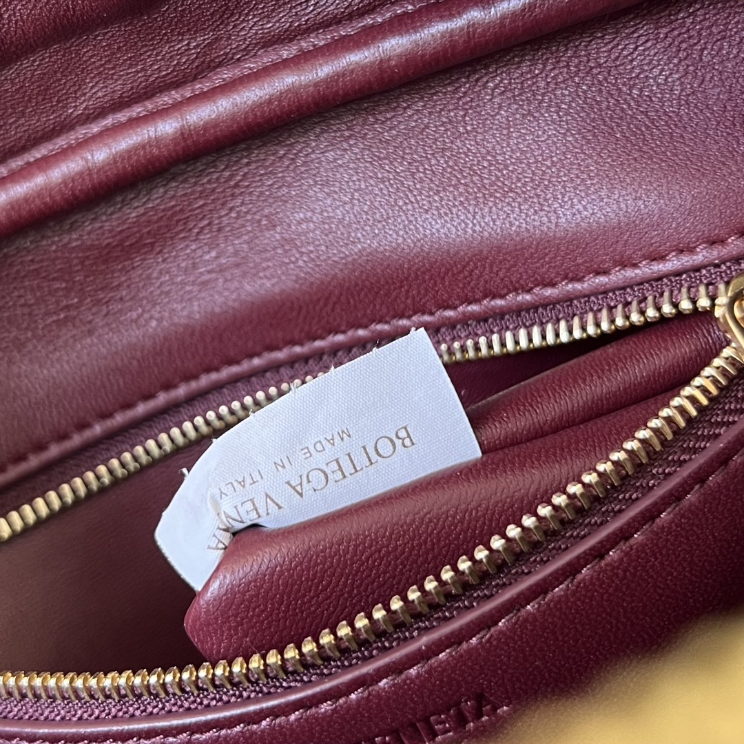 bo*te*ga Ve*ne*ta bv small getaway