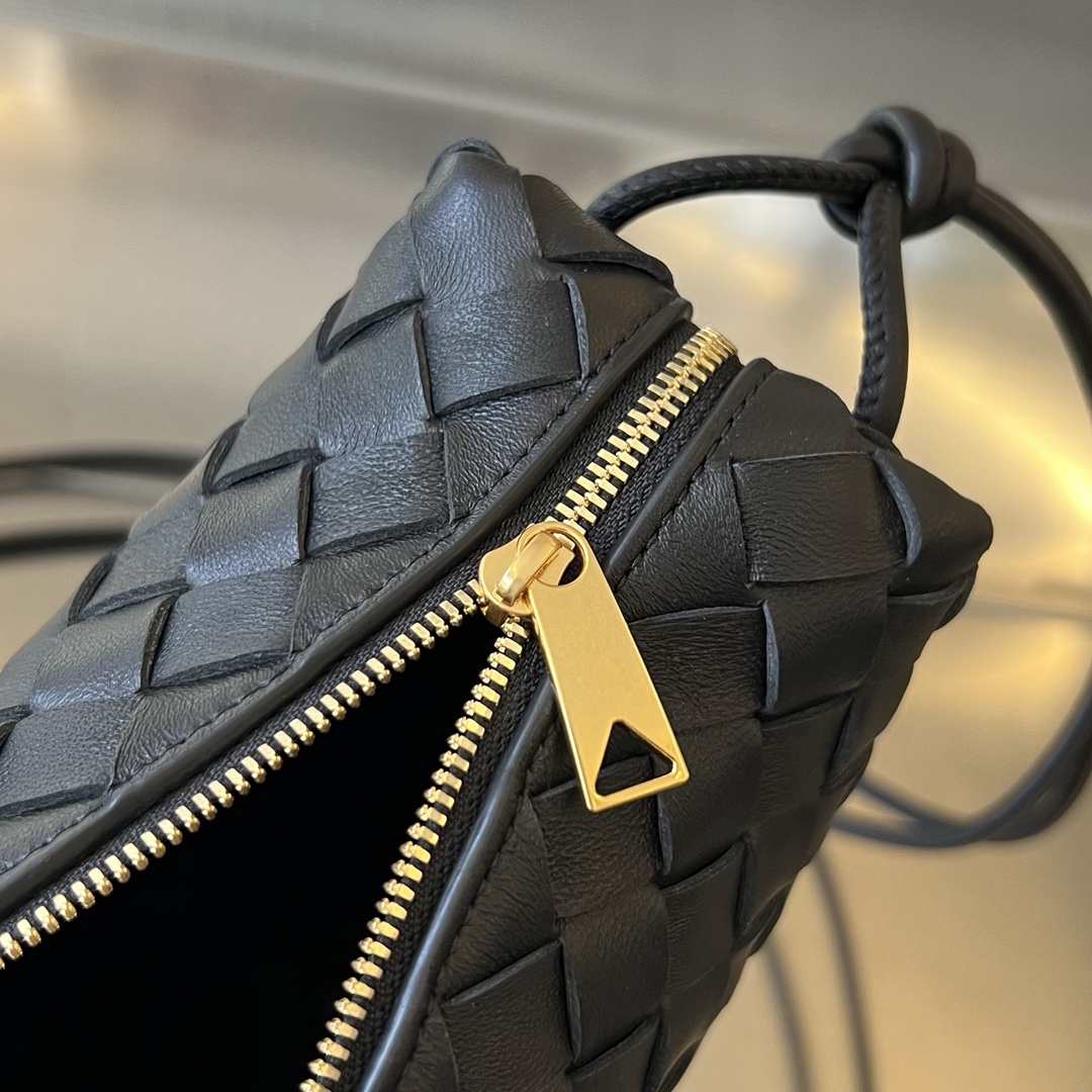 bo*te*ga Ve*ne*ta mini loop camera bag