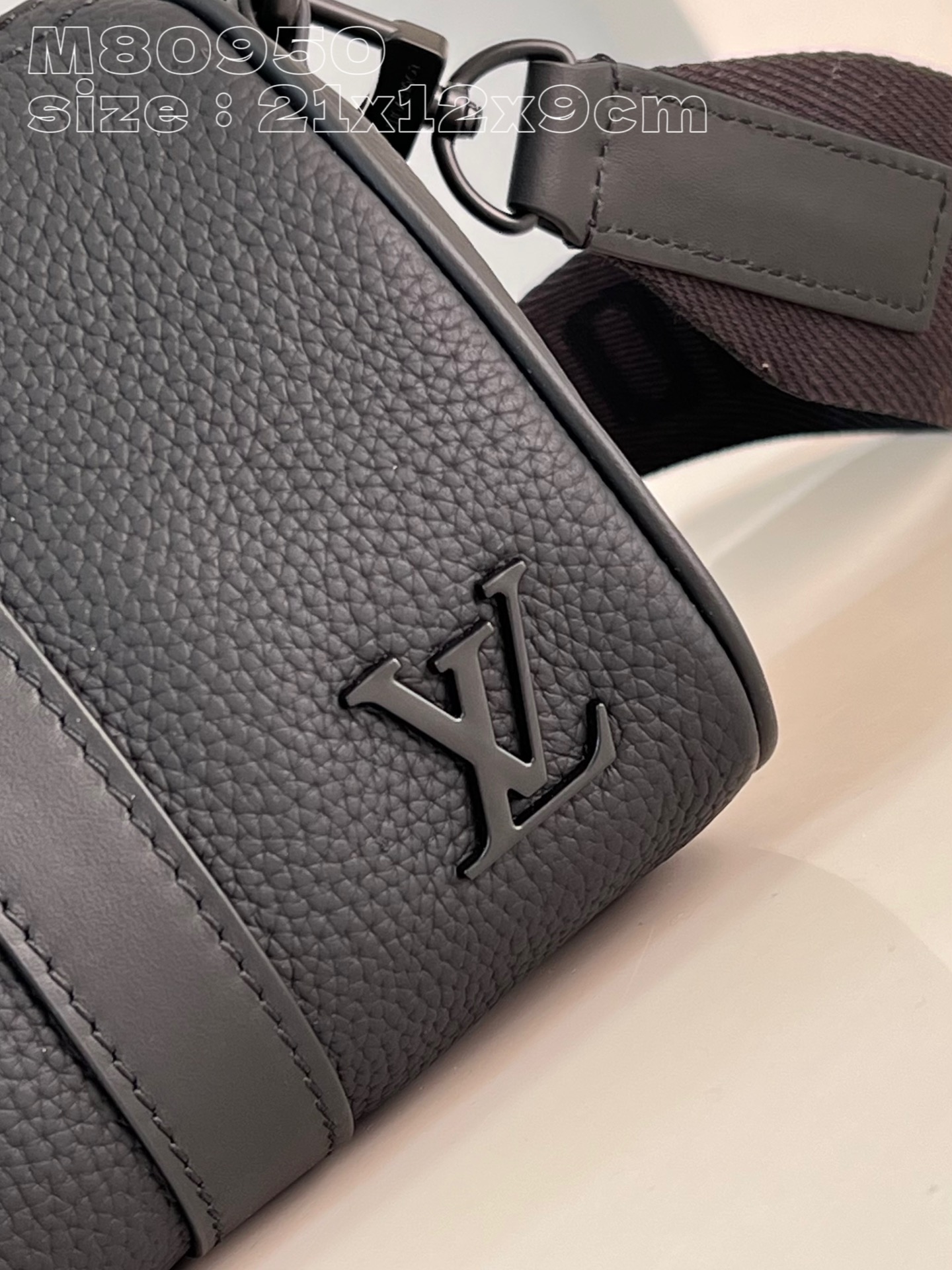 l**is V*t*n keepall xs bag