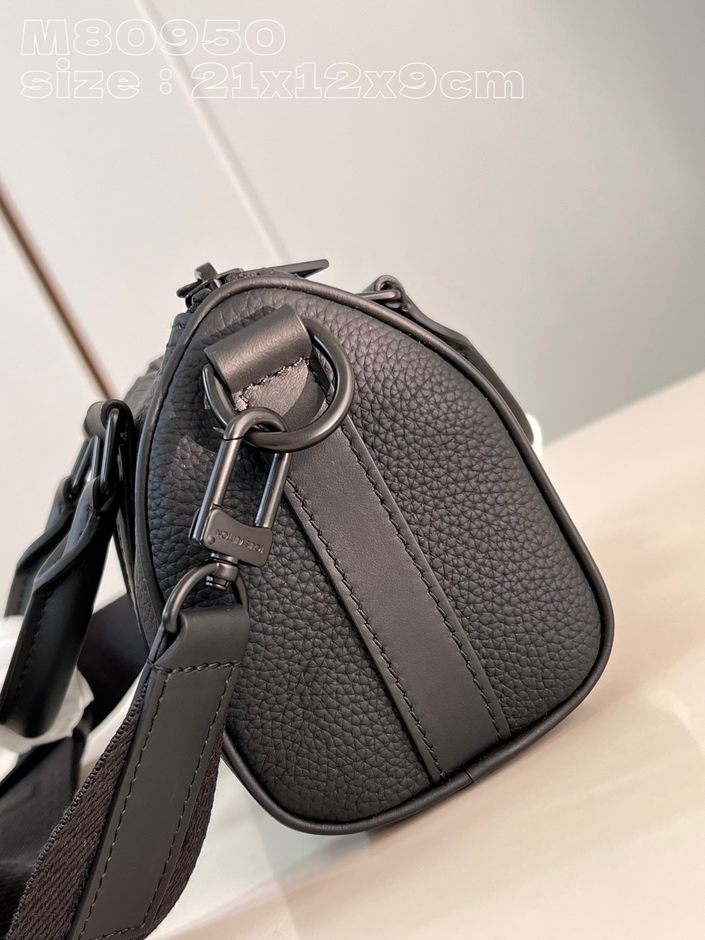 l**is V*t*n keepall xs bag