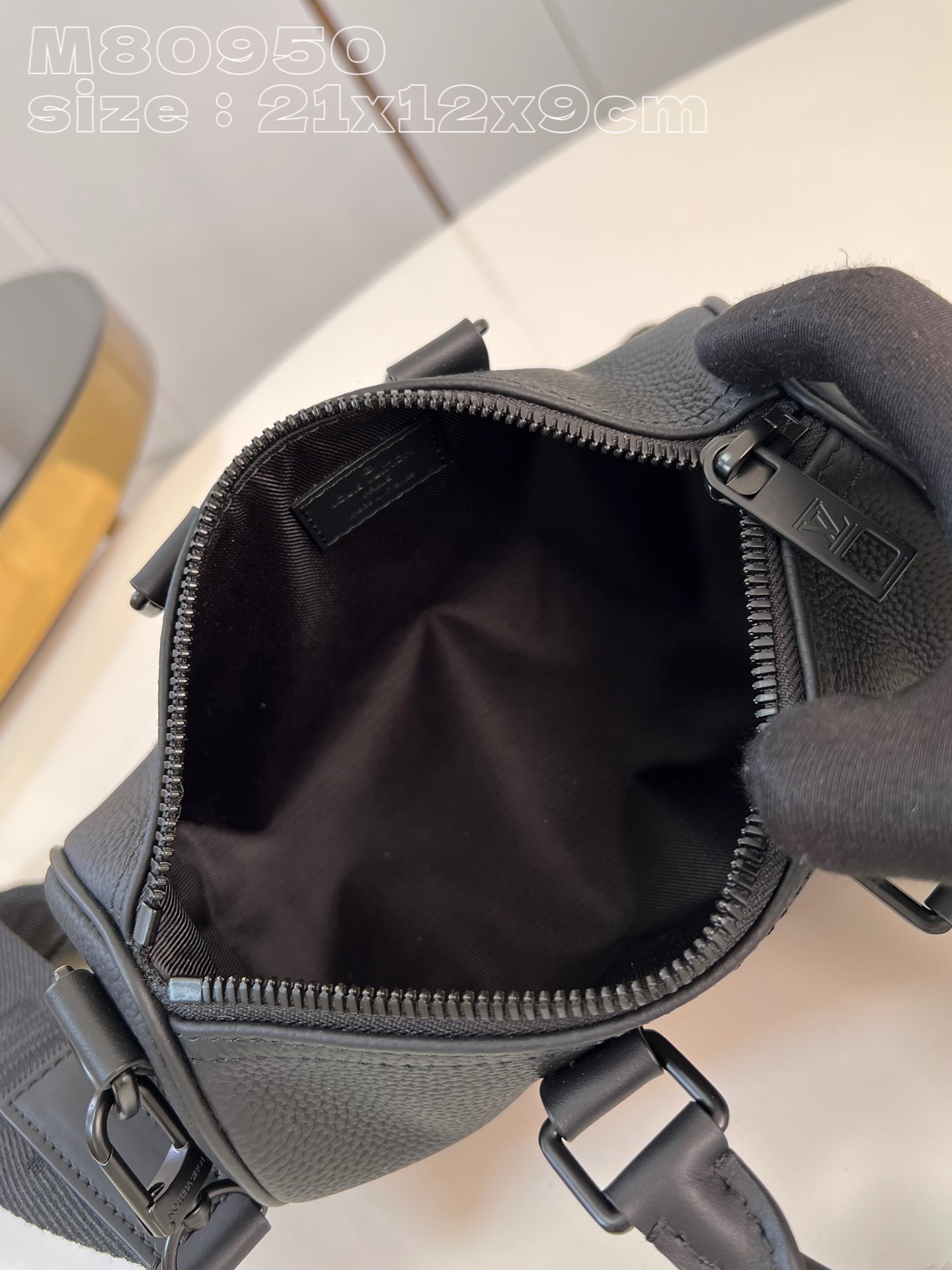l**is V*t*n keepall xs bag