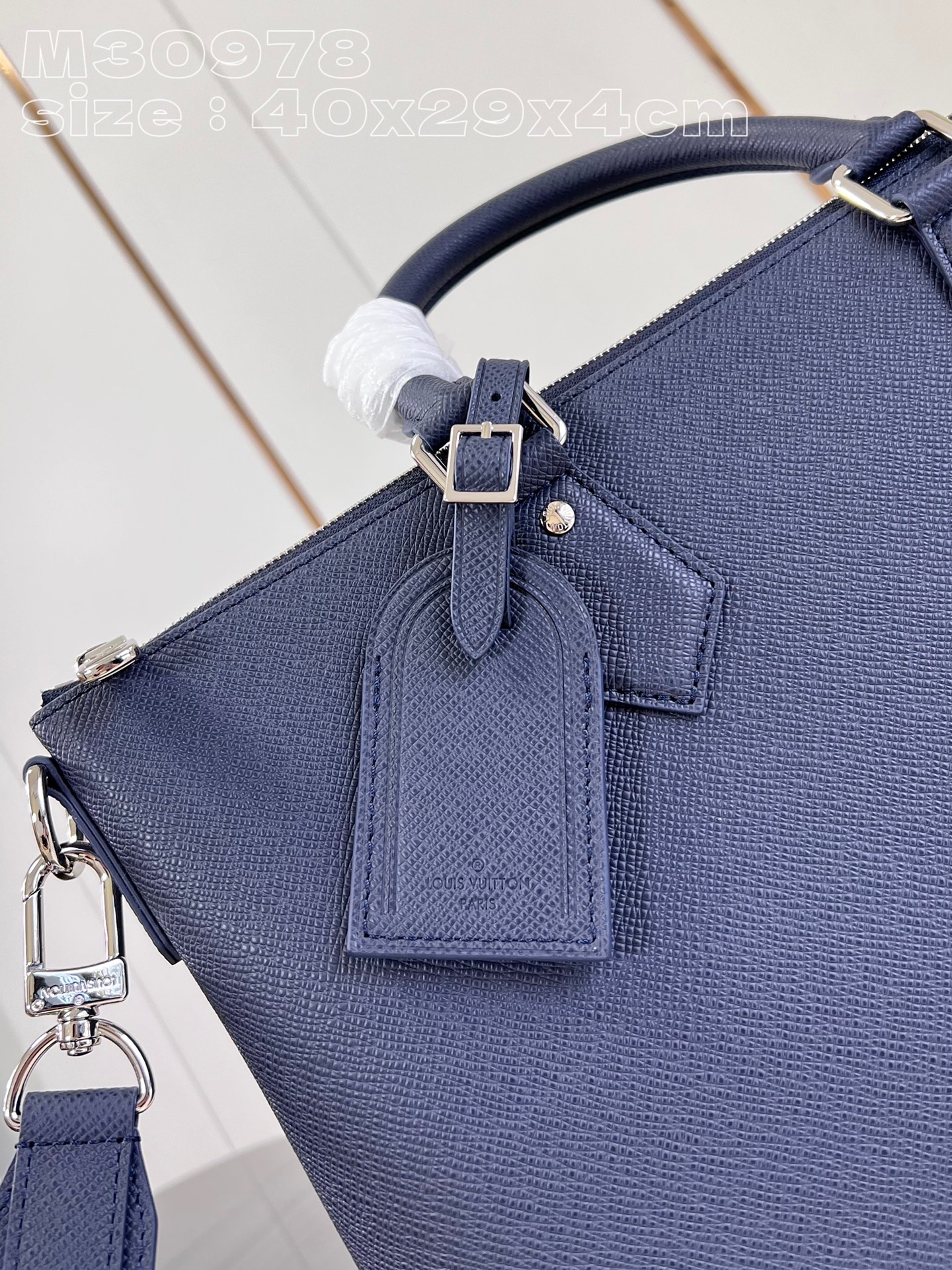 l**is V*t*n slim briefcase nv