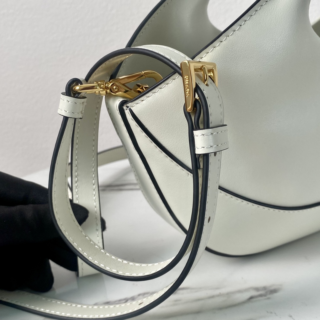 Pra*a medium leather handbag