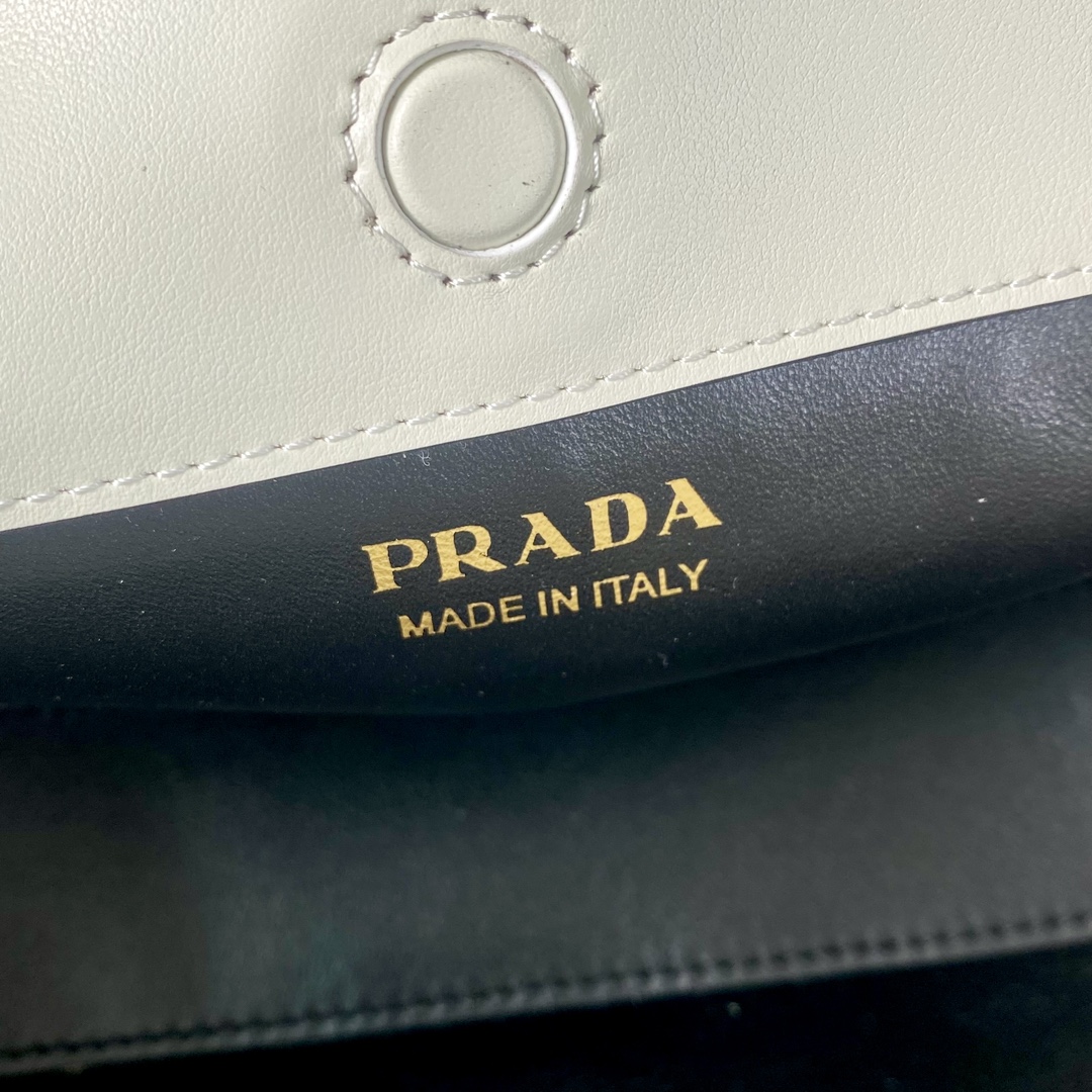 Pra*a medium leather handbag
