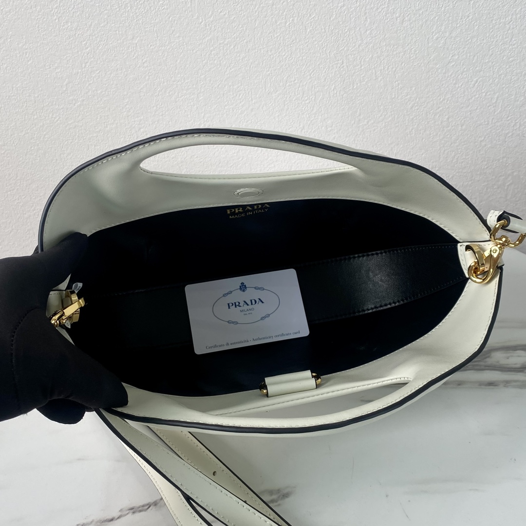Pra*a medium leather handbag