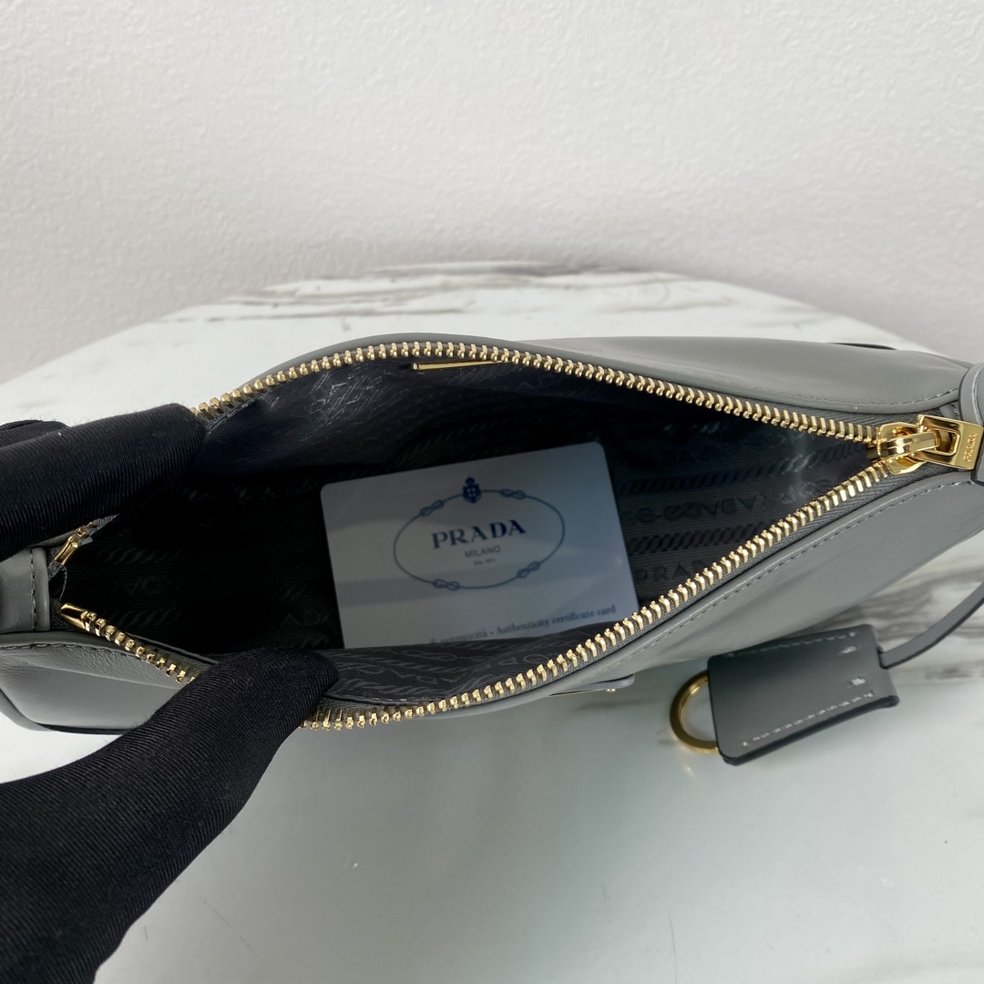 Pra*a re-edition 2002 small leather shoulder bag