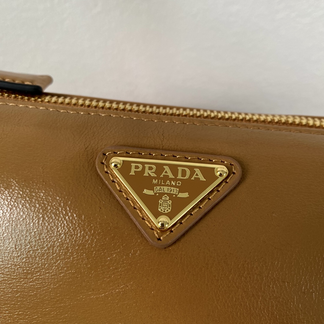 Pra*a re-edition 2002 small leather shoulder bag