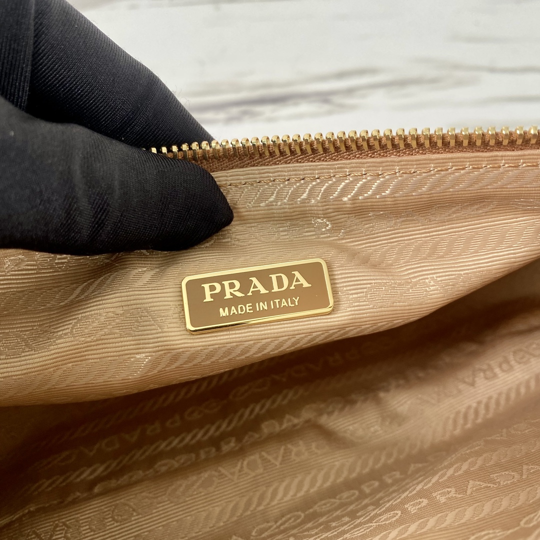 Pra*a re-edition 2002 small leather shoulder bag