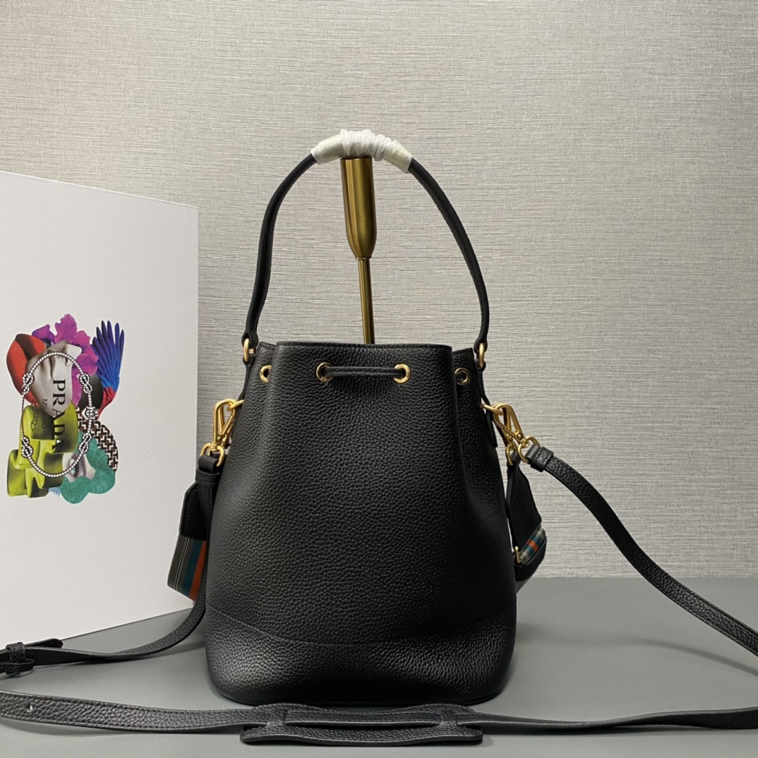 Pra*a Pra*a leather bucket bag