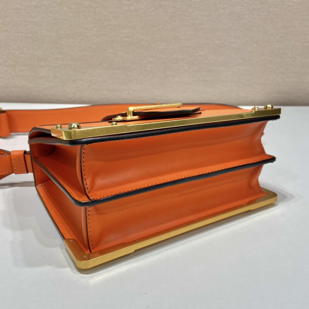 Pra*a cahier leather bag