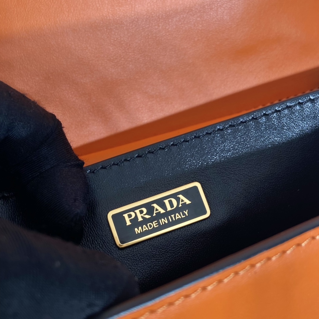 Pra*a cahier leather bag