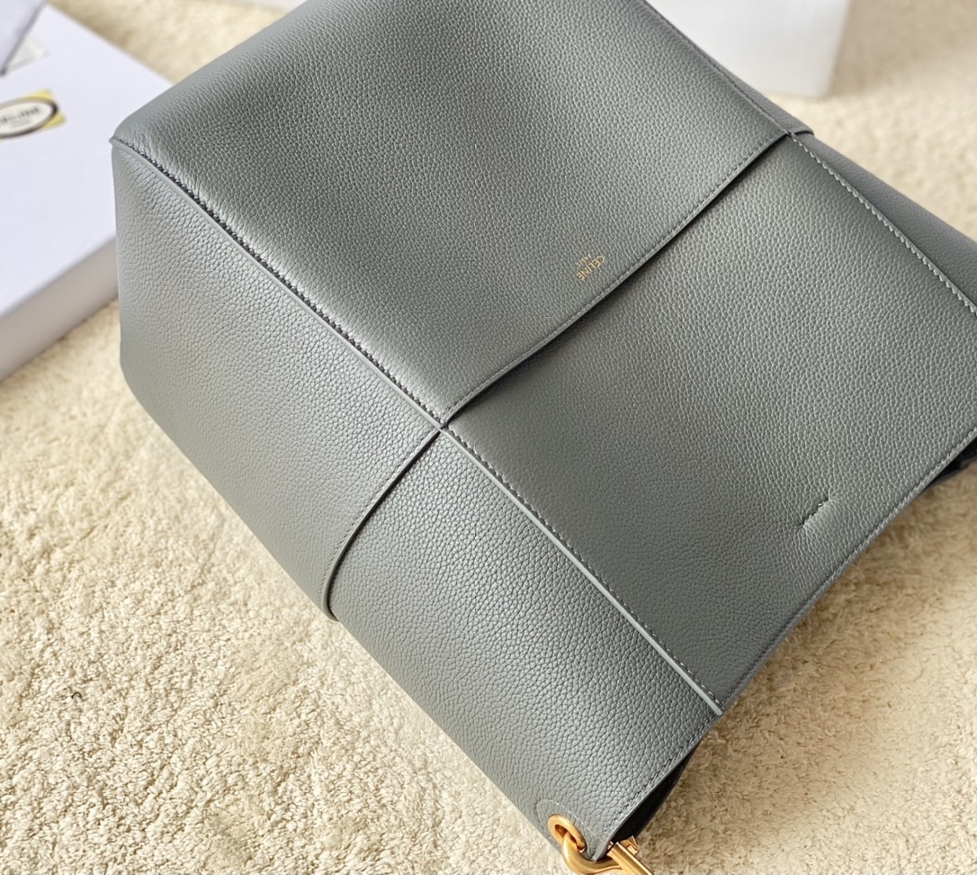 Ce**e sangle bucket bag