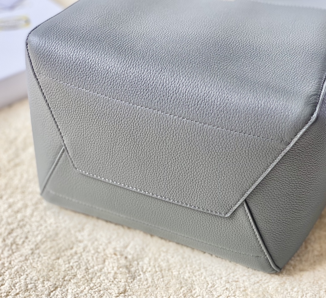 Ce**e sangle bucket bag