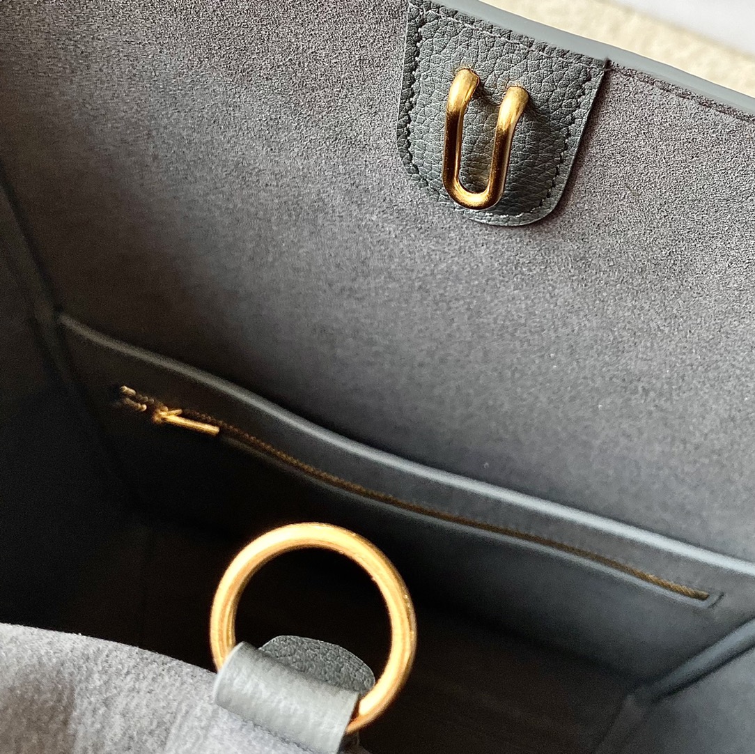 Ce**e sangle bucket bag