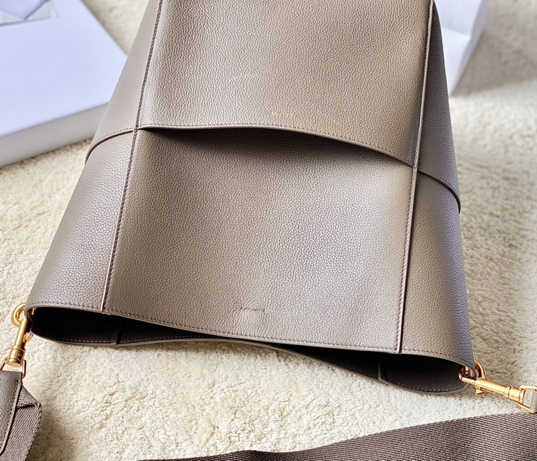 Ce**e sangle bucket bag