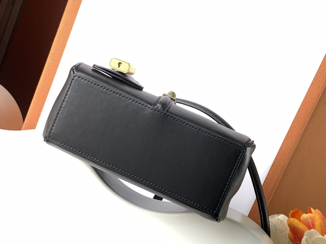 Ce**e mini 16 in satinated calfskin