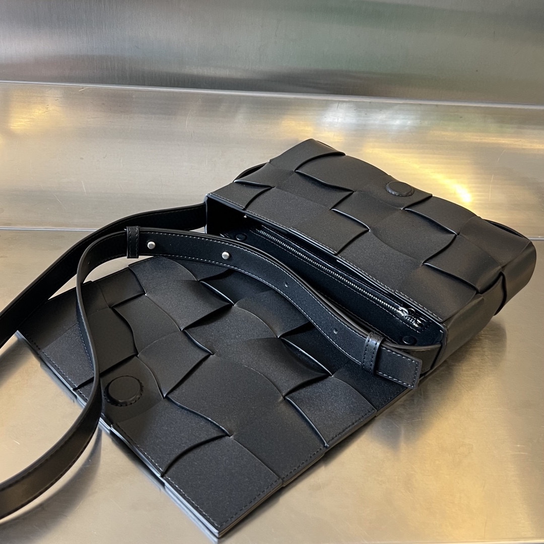 bo*te*ga Ve*ne*ta cassette bag