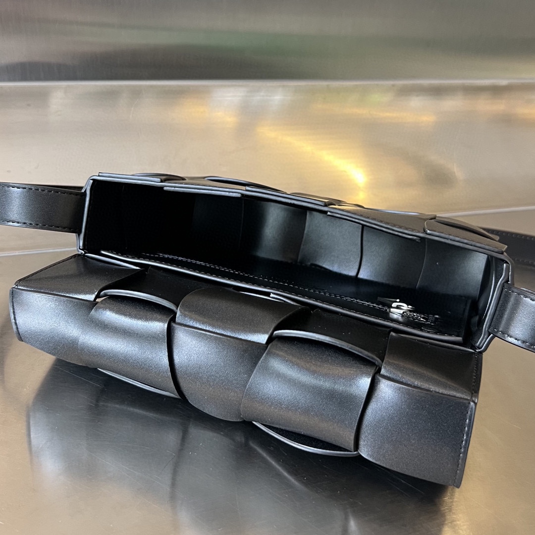 bo*te*ga Ve*ne*ta cassette bag