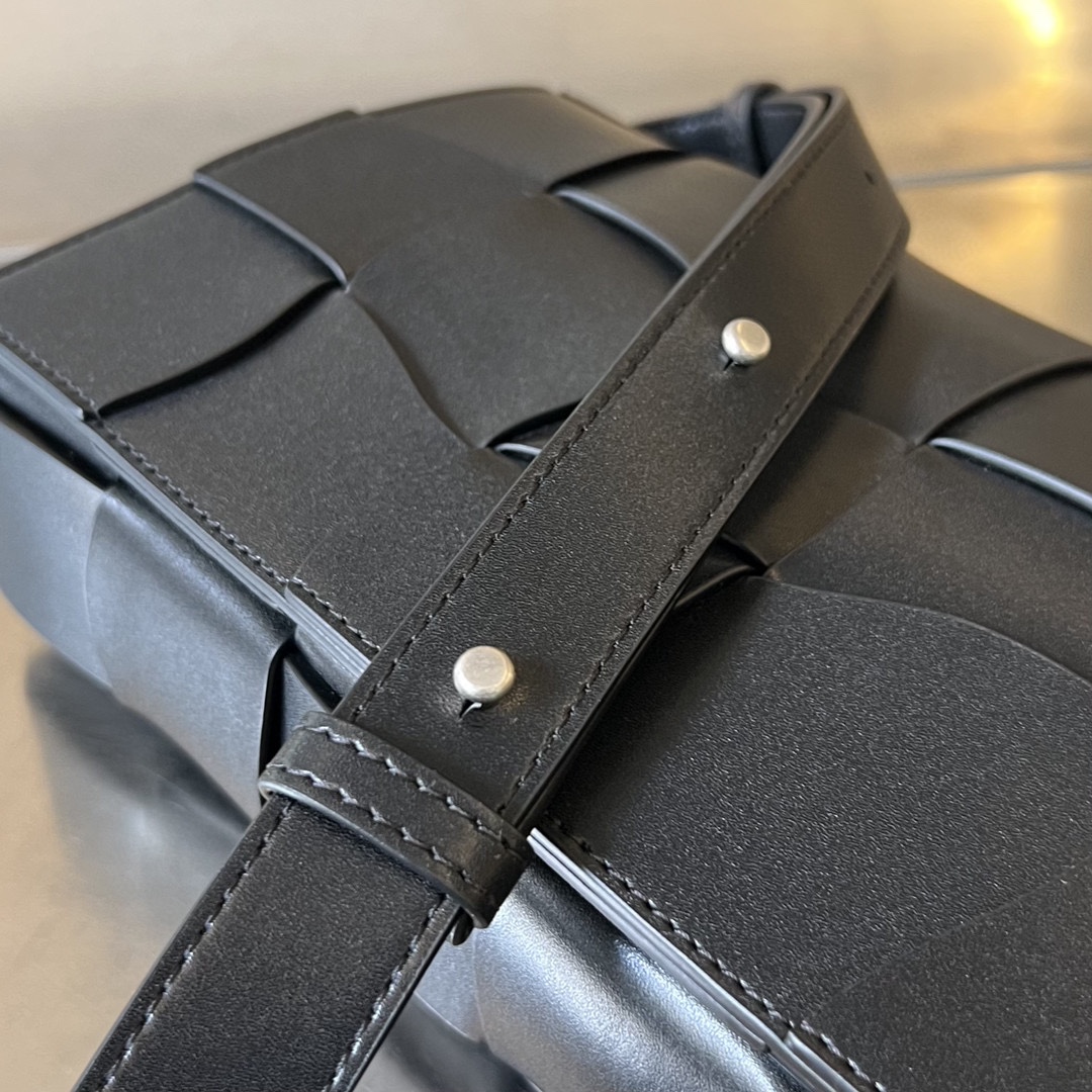 bo*te*ga Ve*ne*ta cassette bag