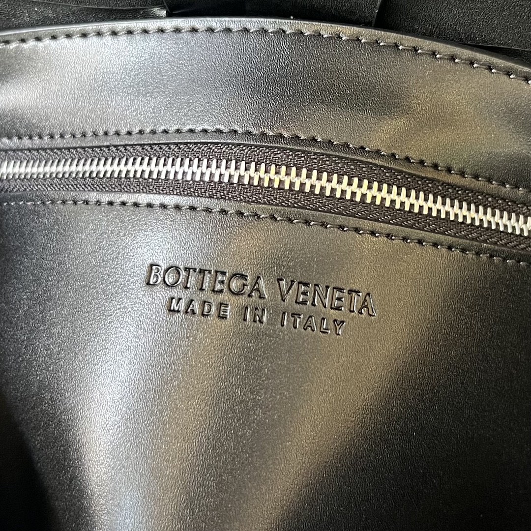 bo*te*ga Ve*ne*ta cassette bag
