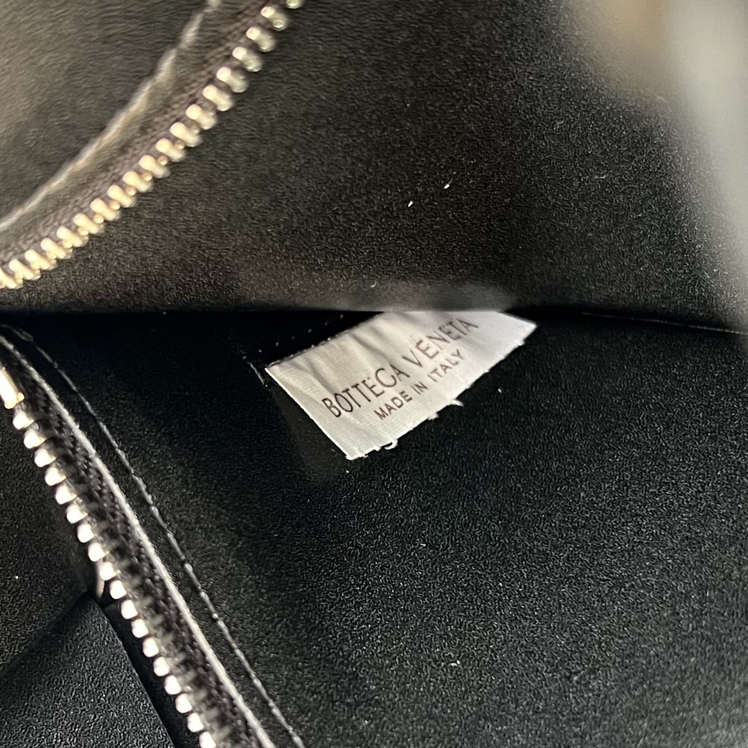 bo*te*ga Ve*ne*ta cassette bag