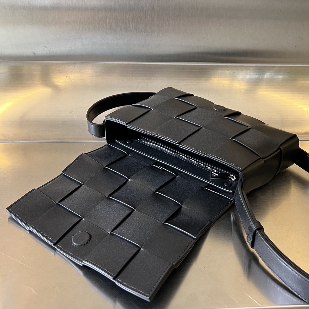 bo*te*ga Ve*ne*ta speed cassette