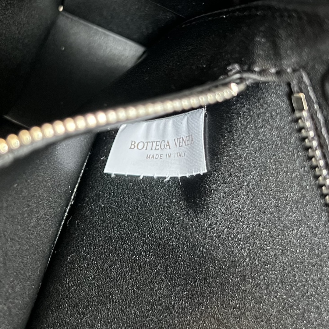 bo*te*ga Ve*ne*ta speed cassette