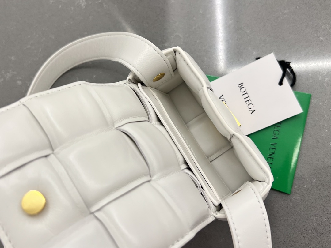 bo*te*ga Ve*ne*ta padded candy cassette