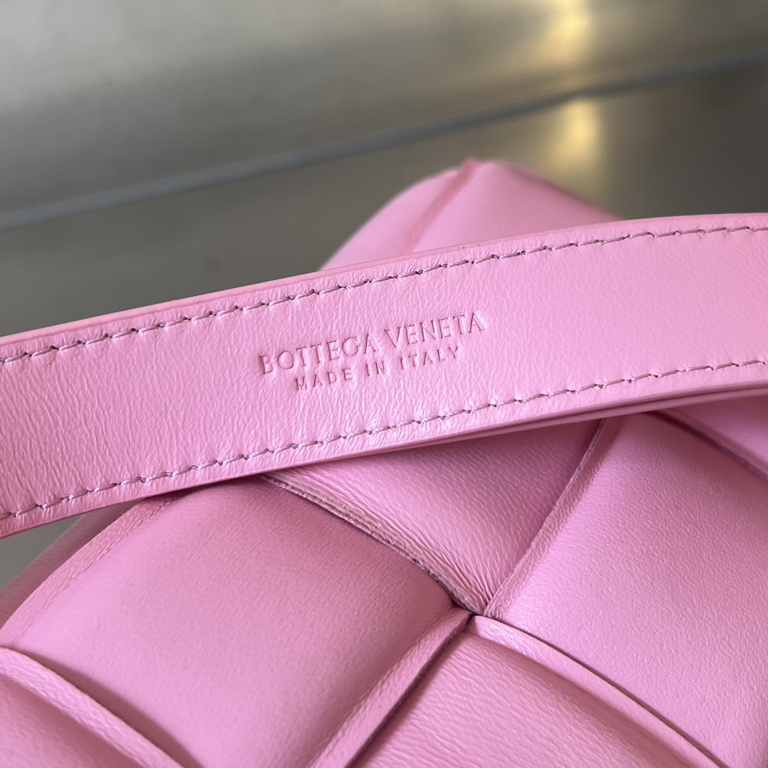 bottga Ve*ne*ta mini cassette bag