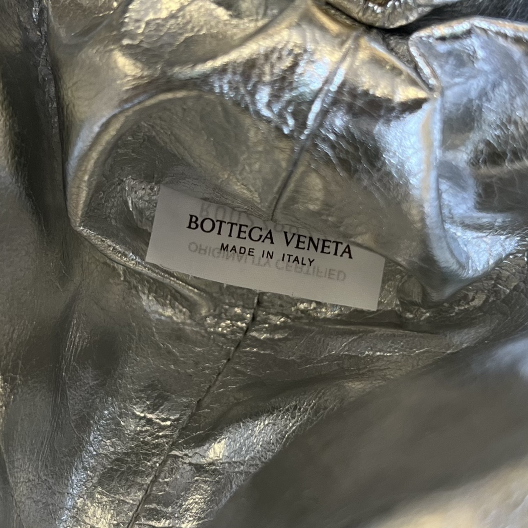 bo*te*ga Ve*ne*ta mini pouch