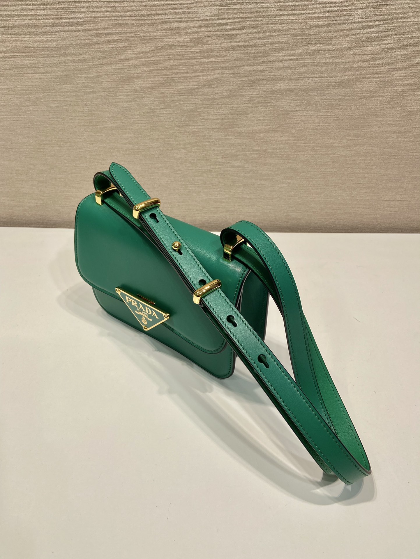 Pra*a emblème leather bag
