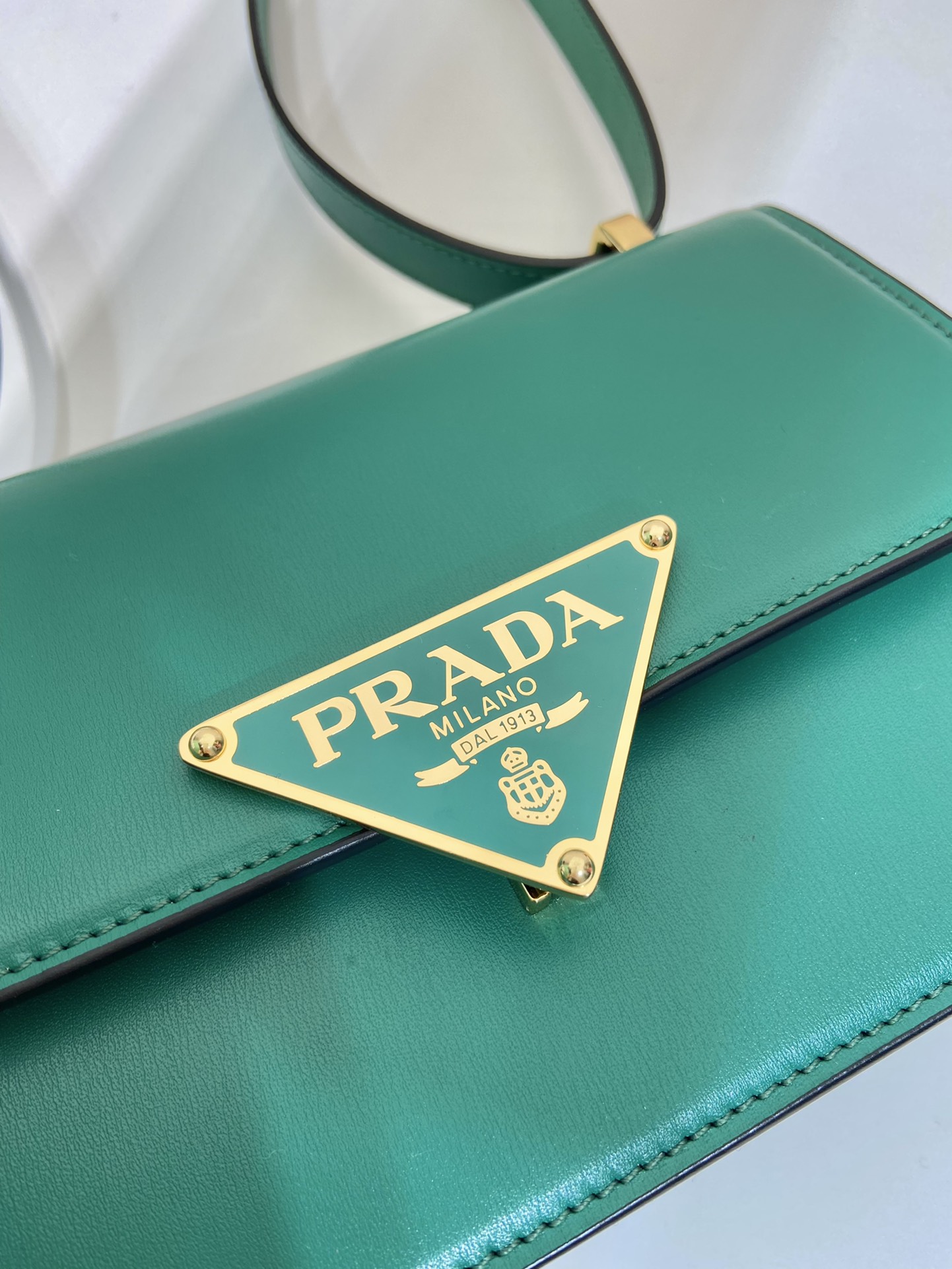 Pra*a emblème leather bag
