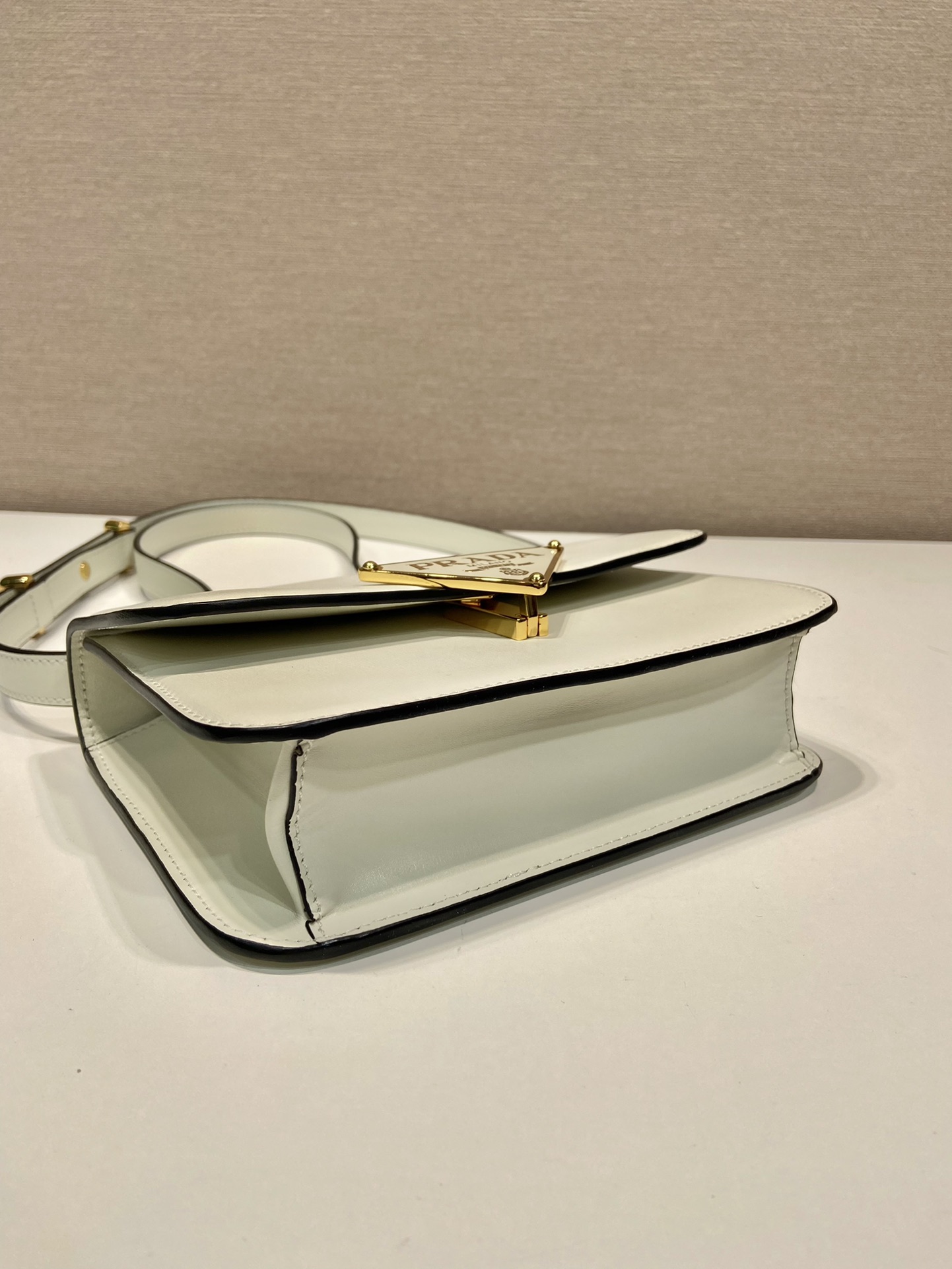 Pra*a emblème leather bag