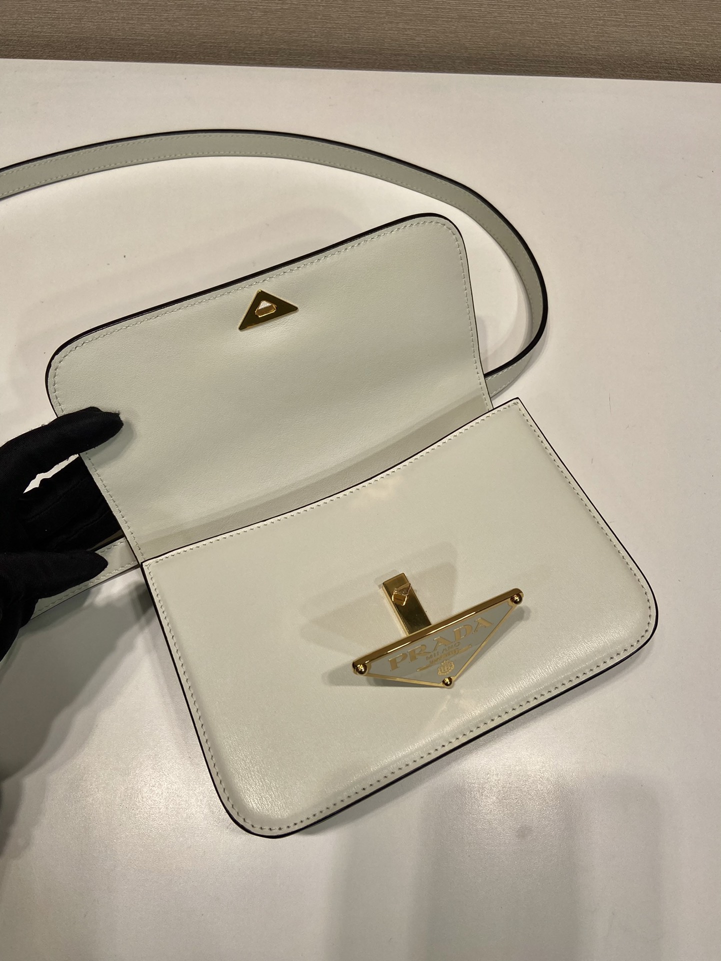 Pra*a emblème leather bag