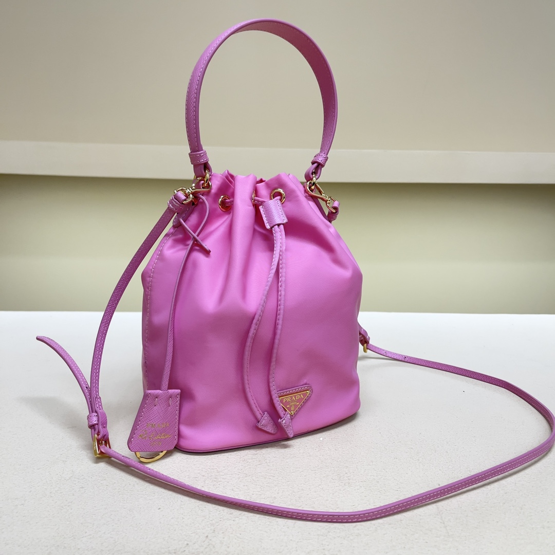 Pra*a re-edition 1978 re-nylon bag