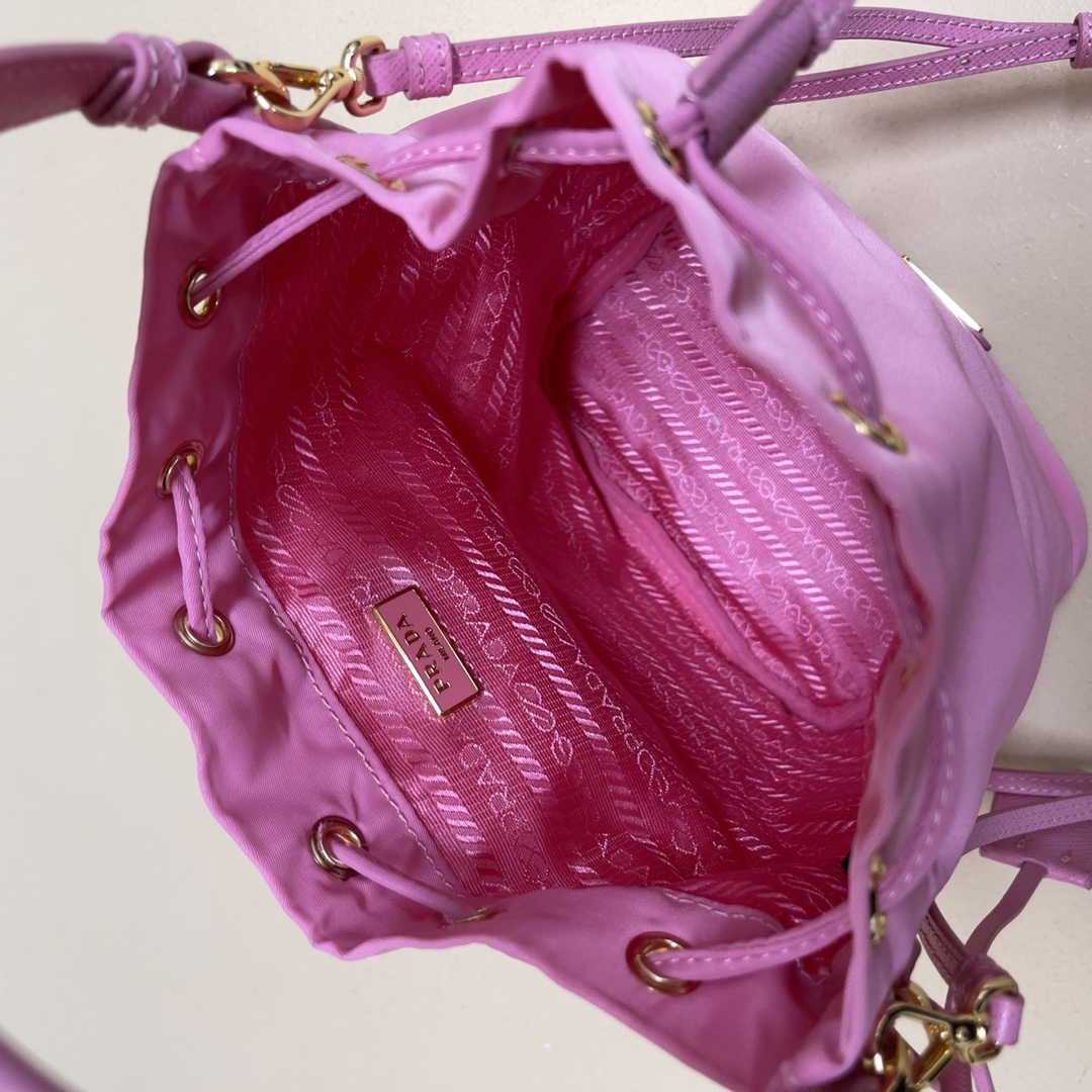 Pra*a re-edition 1978 re-nylon bag