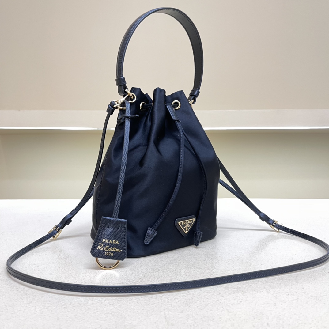 Pra*a re-edition 1978 re-nylon bag