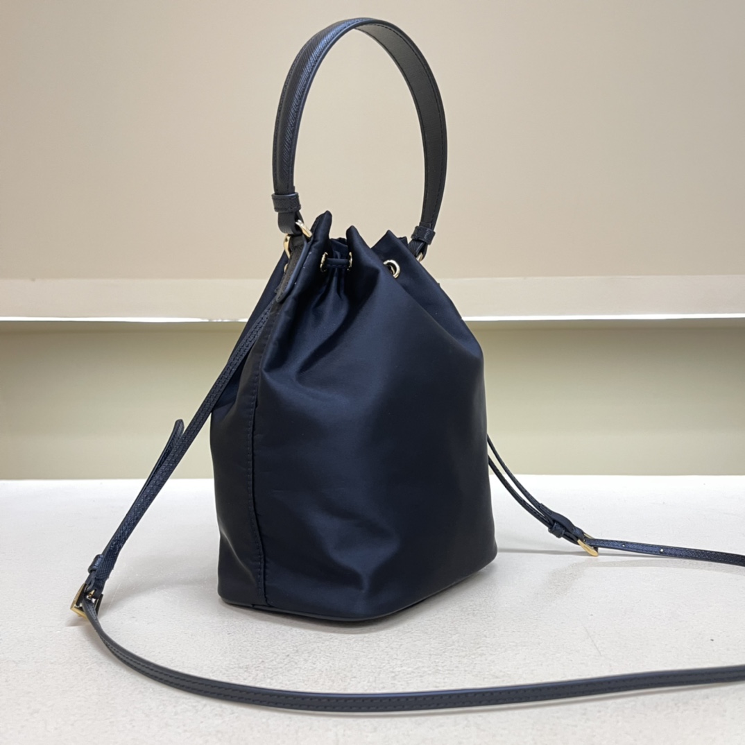 Pra*a re-edition 1978 re-nylon bag