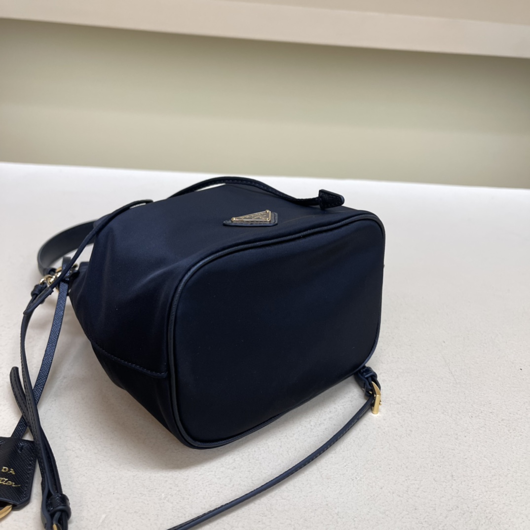Pra*a re-edition 1978 re-nylon bag