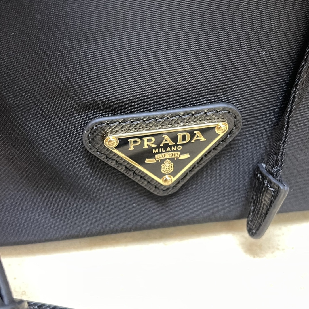 Pra*a re-edition 1978 re-nylon bag