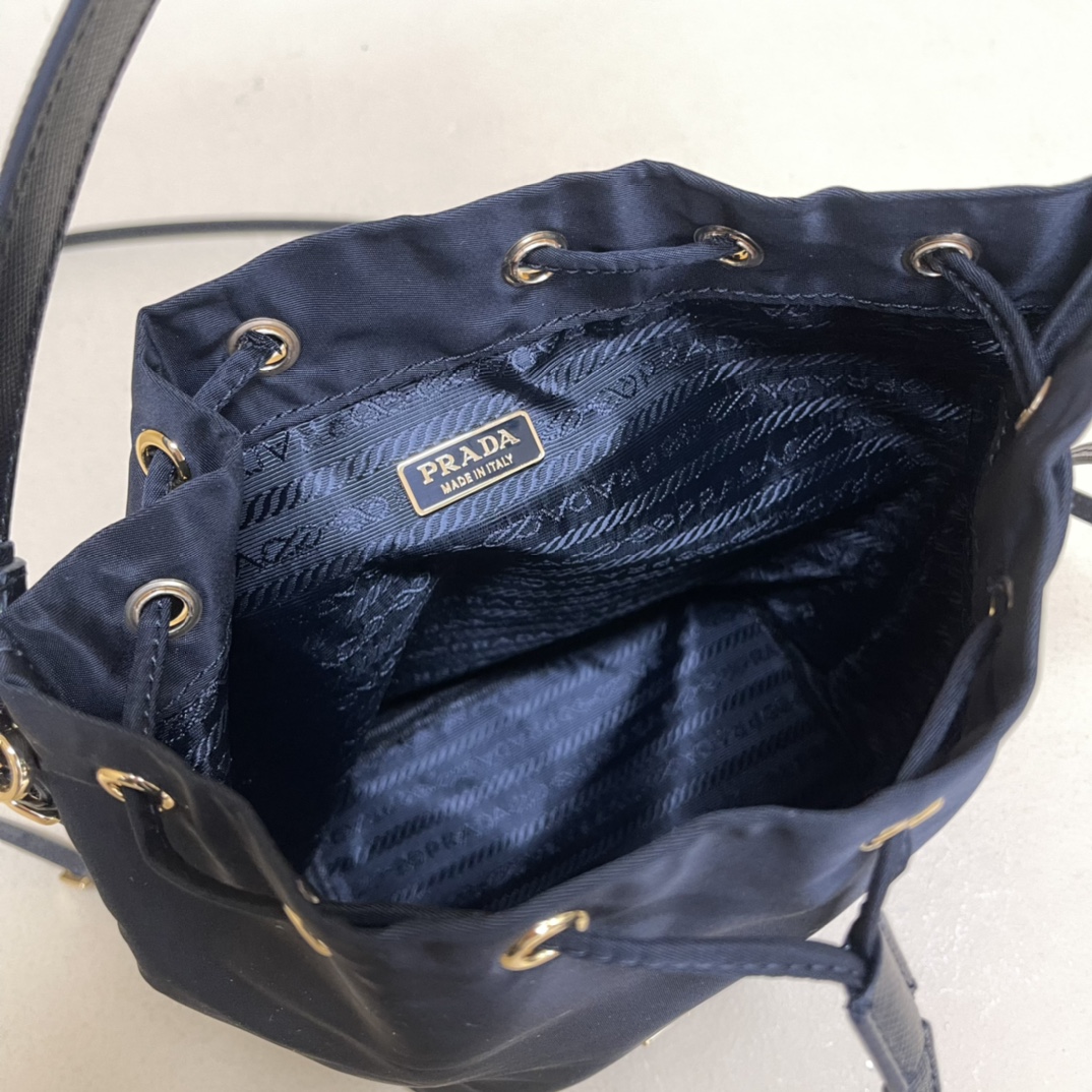 Pra*a re-edition 1978 re-nylon bag