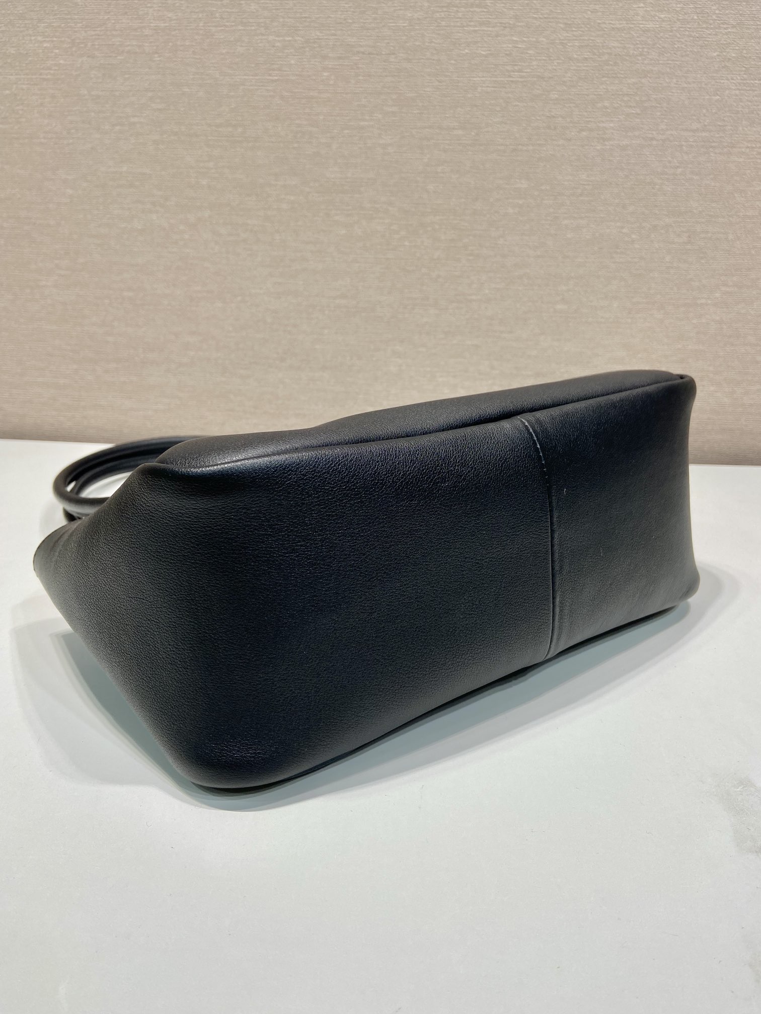 Pra*a medium leather handbag