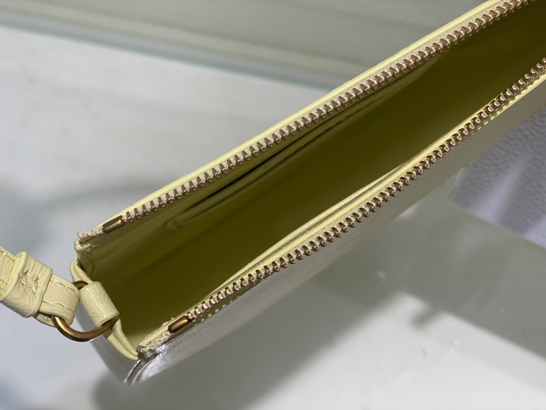 D*or saddle shoulder pouch