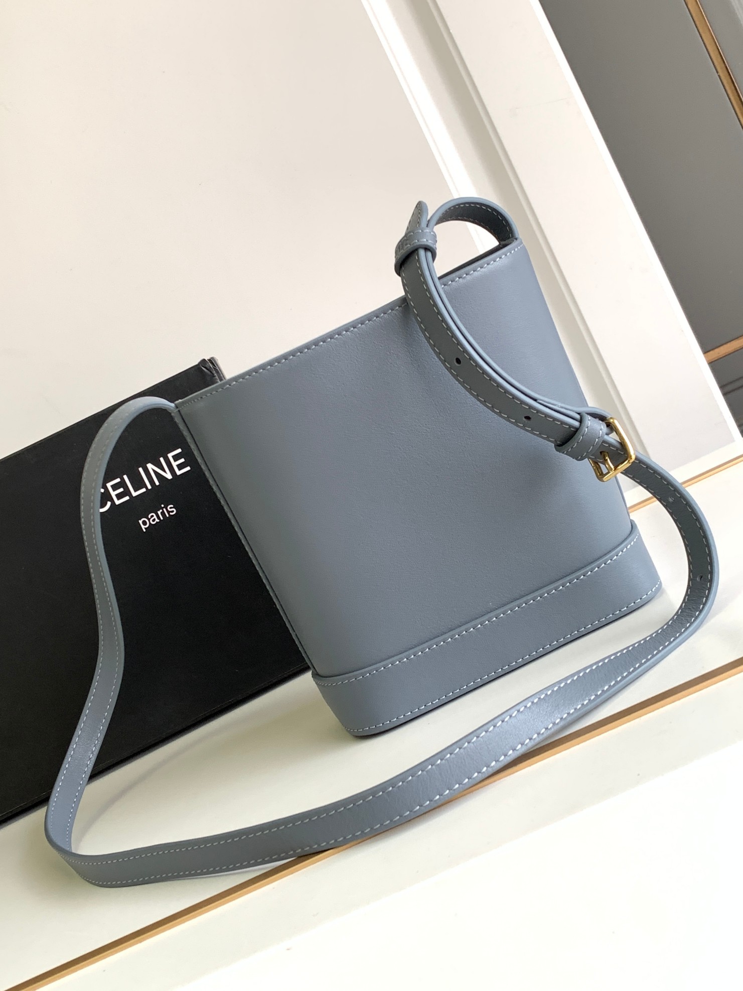 Ce**e mini bucket cuir triomphe