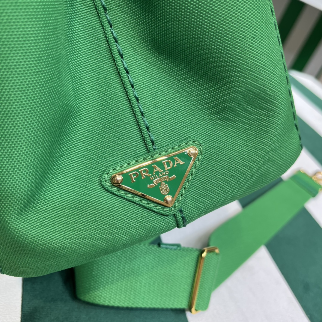 Pra*a canapa tote bag
