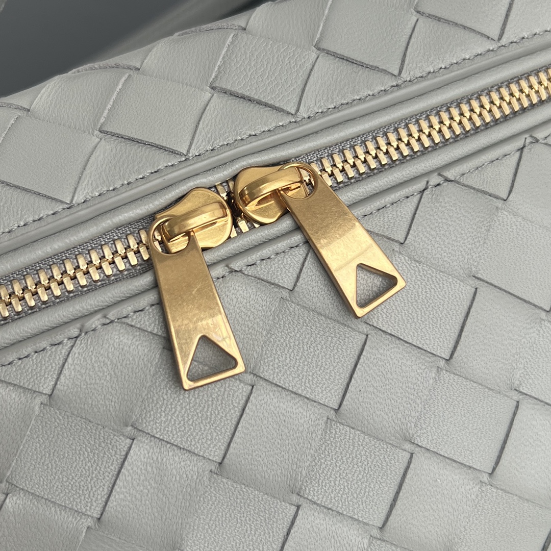 bo*te*ga Ve*ne*ta bang bang vanity case