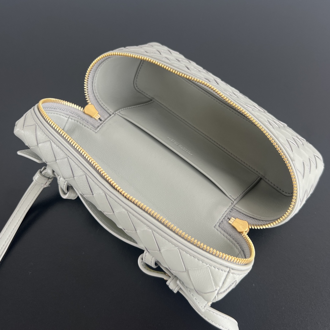 bo*te*ga Ve*ne*ta bang bang vanity case