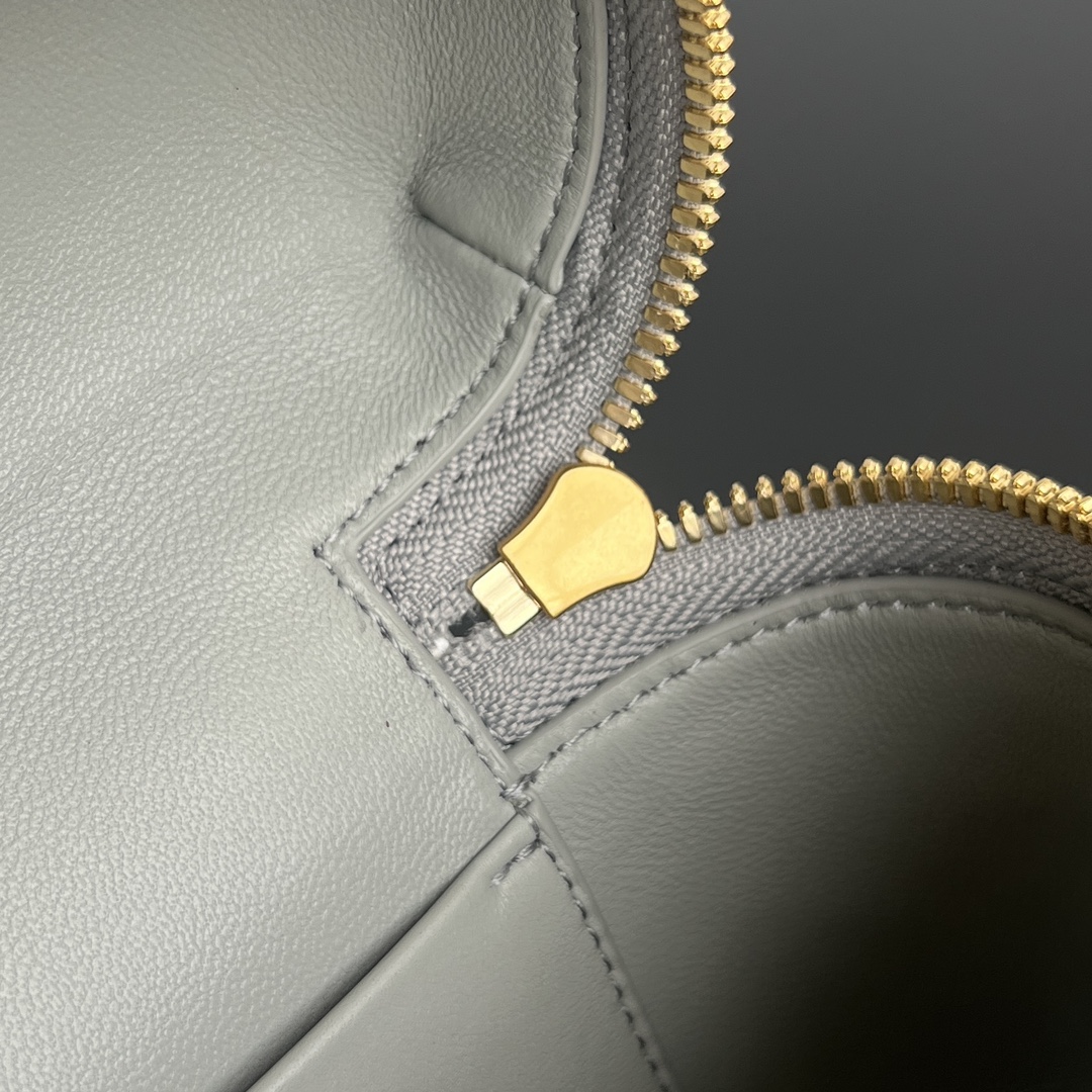 bo*te*ga Ve*ne*ta bang bang vanity case