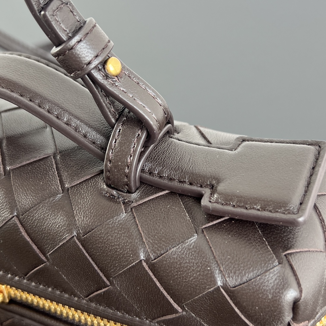 bo*te*ga Ve*ne*ta bang bang vanity case