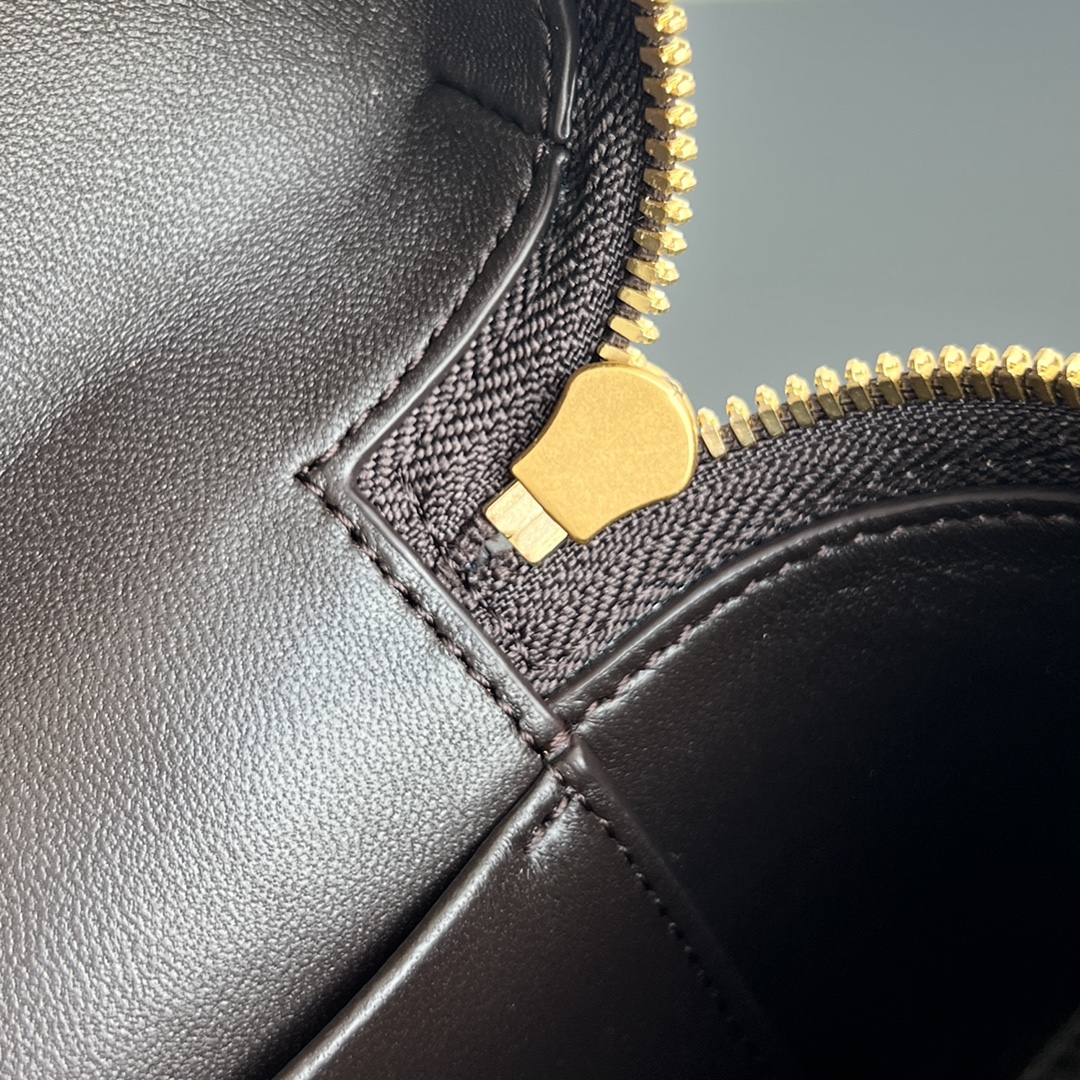 bo*te*ga Ve*ne*ta bang bang vanity case